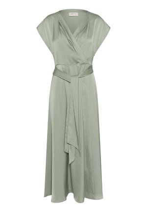Robe maxi en satin vert sauge, à manches courtes, décolleté en V et ceinture nouée à la taille. Longue jusqu'au sol avec une texture douce et fluide.