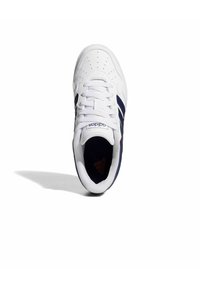 Zapatilla blanca con rayas azul marino, parte superior texturizada, detalles perforados, cordones blancos planos y logo rojo en la plantilla.