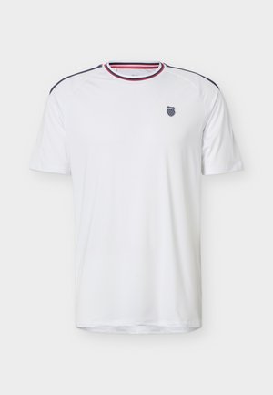 Weißes kurzärmeliges Sport-T-Shirt mit marineblauem und rotem Rand am Kragen, marineblauen Schulterstreifen und kleinem marineblauem Schild-Logo auf der Brust.