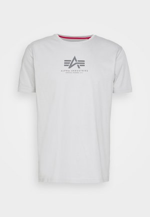 Witte katoen t-shirt met korte mouwen, ronde hals, grijs logo en strepen aan de voorkant, rode rand aan de binnenkant van de kraag.