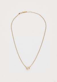 Collar de cadena de oro con un colgante redondo que presenta una piedra central clara, acabado pulido y un cierre de seguridad.