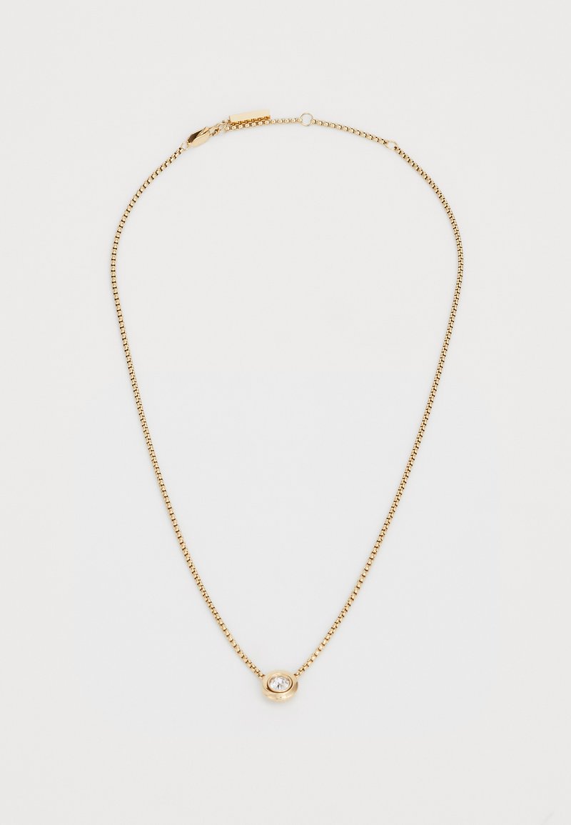 Collar de cadena de oro con un colgante redondo que presenta una piedra central clara, acabado pulido y un cierre de seguridad.