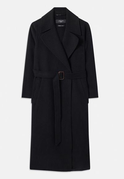 Manteau long noir en laine avec de larges revers, deux poches latérales et une ceinture assortie avec une boucle rectangulaire à la taille.