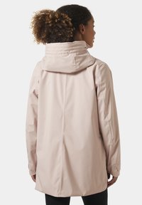 Světle růžová nepromokavá bunda s vysokým límcem a nastavitelnou kapucí, s volným střihem a hladkou texturou, ideální pro vrstvení.