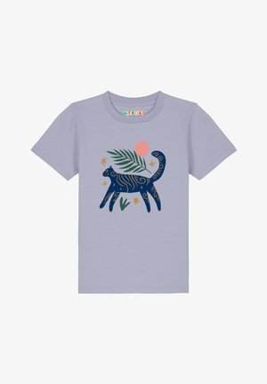 Lichtpaarse kindert-shirt met een marineblauwe gestileerde tijger, groene blaadje, roze cirkel en gouden steraccenten aan de voorkant.