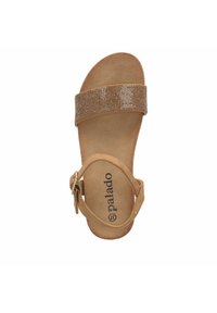 Beige Sandale mit einem breiten Riemen, der mit klaren Strasssteinen verziert ist, einem Schnallenverschluss und einer strukturierten Wildlederinnensohle.