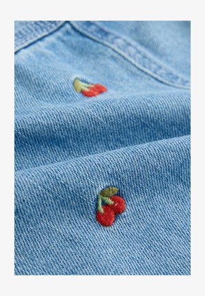 Modra jeans tkanina z rahlo teksturo, ki vsebuje majhen vezen dizajn rdečih češenj z zelenimi listi.