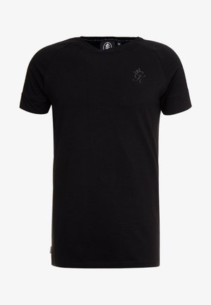 Zwart T-shirt met korte mouwen, ronde hals, met een klein donker logo op de linkerbovenkant van de borst en een stoffen label aan de onderkant aan de linkerkant.