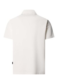 Polo blanc à manches courtes vu de dos avec une petite étiquette noire en bas à gauche.