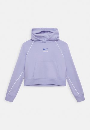 Lila Kapuzenpullover mit Kängurutasche, versehen mit einem blauen Nike-Logo und weißer Kontrastnaht entlang der Ärmel. Weiche Stoffstruktur.