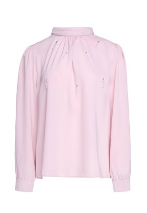 Lys pink langærmet bluse med høj krave og perlebesætning på øvre forside. Løs pasform, rynket ved halsen.