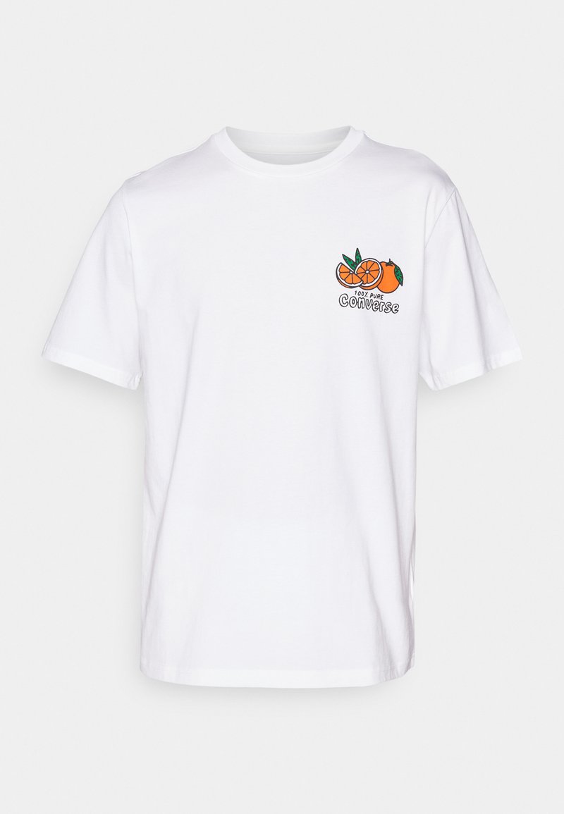 Camiseta de algodón blanca con un diseño impreso de rodajas de naranja y el texto "100% Pure Converse" en la parte izquierda del pecho. Mangas cortas.