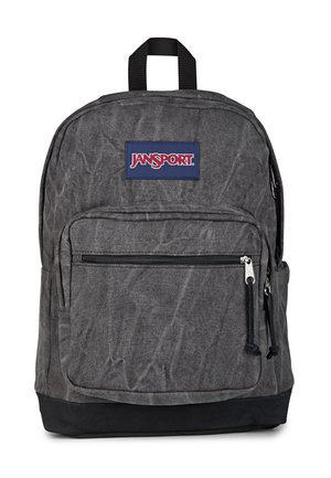 Ciemnoszary plecak Jansport z przednią kieszenią na zamek, czarną podstawą i czarną pętlą rączki na górze.