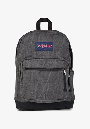 Ciemnoszary plecak Jansport z przednią kieszenią na zamek, czarną podstawą i czarną pętlą rączki na górze.