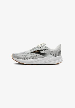 Hvid atletisk sko med mesh-overdel, sorte detaljer og gummisål. Har et strømlinet design og teksturerede overflader for åndbarhed.