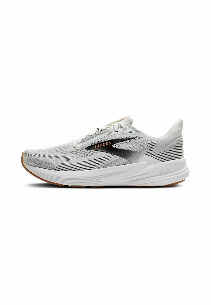 Scarpa sportiva bianca con tomaia in mesh, dettagli neri e suola in gomma. Presenta un design aerodinamico e sovrapposizioni testurizzate per la traspirabilità.