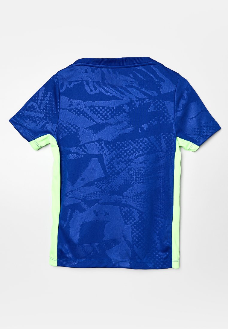 Camisa deportiva de manga corta azul con un patrón abstracto y paneles laterales en verde neón, mostrada desde la parte posterior sobre un fondo blanco.