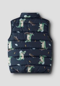 Αμάνικο μπουφάν σε ναυτικό μπλε με παιχνιδιάρικο μοτίβο αλιγάτορα που περιλαμβάνει σκέιτμπορντ και κεραυνούς. Ομαλή υφή με όρθιο γιακά.