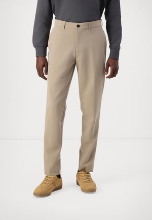 Beige op maat gemaakte broek met een rechte pijp, gemaakt van lichtgewicht stof, met een knoopsluiting en zijzakken.