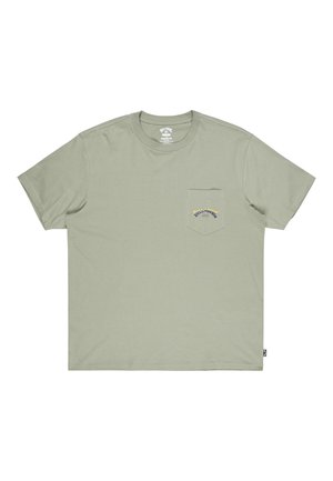 Olivengrøn bomulds t-shirt med rund hals, korte ærmer og en brystlomme med et blåt og gult broderet logo.