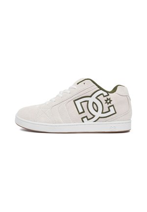 Sneaker bianca low-top con fodera interna verde oliva e grande logo DC verde oliva sul lato, mostrata su sfondo bianco.