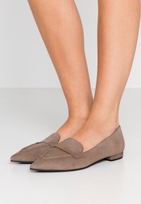 Hnědé semišové loafers s špičatou špičkou, zdobené klopou a nízkým podpatkem. Hladký povrch a minimalistický design. Vhodné pro neformální nošení.