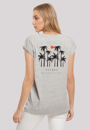 Graues Kurzarm-T-Shirt mit einem schwarzen Palmen-Design und orangefarbigem Sonnenprint auf dem Rücken. Weicher Stoff mit lockerer Passform.