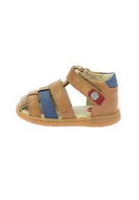 Sandale en cuir tan avec des accents bleus, orteil ouvert, plusieurs sangles et une fermeture velcro. Caractéristiques d'une semelle en caoutchouc et de détails métalliques.