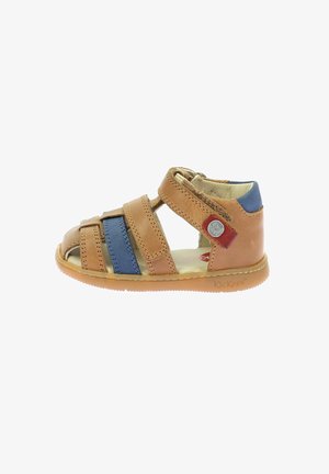 Sandal in pelle tan con accenti blu, punta aperta, più cinturini e chiusura in velcro. Presenta una suola in gomma e dettagli metallici.