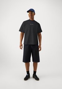 Selected Homme SLHBOXY TEE - Apdrukāts T-krekls - black/white