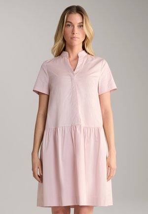 Rosa Kurzarmkleid mit Stehkragen, gerafftem Rock und glattem Baumwollstoff, mit einem subtilen strukturierten Detail auf der Brust.