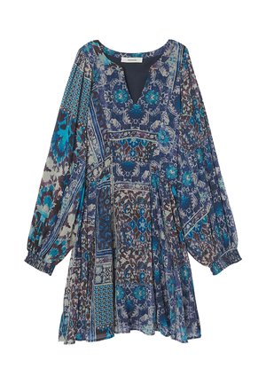 Robe à manches longues dans des tons de bleu avec des motifs floraux et géométriques complexes, décolleté en V et taille froncée pour une silhouette fluide.