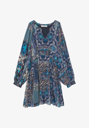 Robe à manches longues dans des tons de bleu avec des motifs floraux et géométriques complexes, décolleté en V et taille froncée pour une silhouette fluide.