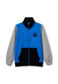 Giacca con zip blu, collo e tasche nere, maniche grigie e logo ricamato nero sul lato sinistro del petto.