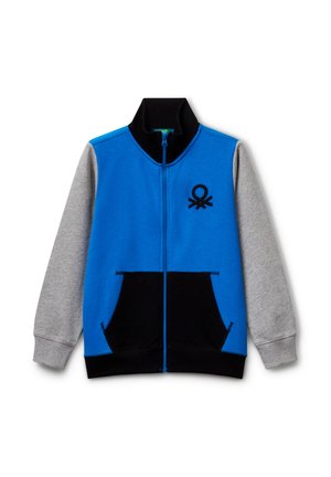 Blaue Jacke mit Reißverschluss, schwarzem Kragen und Taschen, grauen Ärmeln und schwarzem gesticktem Logo auf der linken Brust.