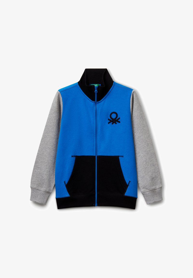 Giacca con zip blu, collo e tasche nere, maniche grigie e logo ricamato nero sul lato sinistro del petto.