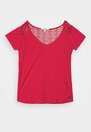 Camiseta roja de manga corta con cuello en V, con un diseño de ganchillo con encaje en los hombros y una textura jaspeada sutil.