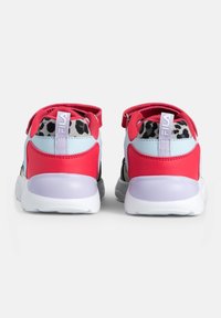 Sneakers rossi e celesti chiari con dettagli in stampa leopardata nera e grigia, dotati di una suola bianca e di una linguetta sul tallone con il marchio.