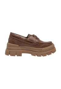 Chaussure à lacets en cuir marron avec une semelle épaisse en caoutchouc robuste et des coutures style mocassin, vue de côté sur fond blanc.
