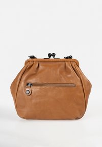 Borsetta in pelle color tan con design arricciato, forma arrotondata e accessori neri. Presenta una tasca posteriore con zip per ulteriore spazio di stoccaggio.