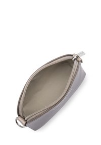 Sacchetto grigio con zip, dotato di una superficie liscia, una parte superiore arrotondata e un rivestimento in tessuto chiaro. Presenta una zip in metallo e un anello decorativo.