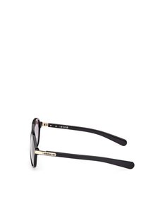 Svarta solglasögon med en glänsande finish, rektangulära linser, guldkonturer på bågarna och en distinkt Adidas-logotyp på sidan.