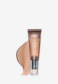 Revlon Candid Glow-foundationsrör med en design i brons och beige, med en pumpdispenser och en vätskesvatch i en liknande nyans.