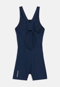 Αθλητικό ολόσωμο μαγιό σε ναυτικό μπλε με σχεδιασμό racerback, με άνοιγμα στο πίσω μέρος και τη λέξη "ENDURANCE" τυπωμένη σε λευκό στο αριστερό πόδι.