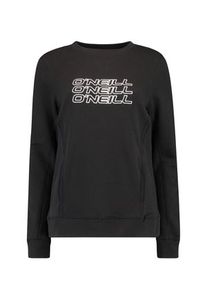 Czarna bluza crewneck z długimi rękawami, na piersi trzy razy nadrukowany napis „O'NEILL” w białym konturze.