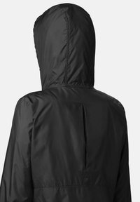 Schwarze wasserdichte Jacke mit Kapuze, ausgestattet mit einer Rückenbelüftung und glatter Textur, entworfen für Komfort und Schutz vor den Elementen.