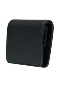 Portafoglio compatto in pelle nera piegato, che mostra una texture liscia e bordi cuciti su uno sfondo bianco.