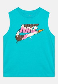 Top turcoaz fără mâneci, prezentând un grafic colorat cu un con de înghețată care se topește, integrat în designul logo-ului „Nike”. Textură moale din bumbac.