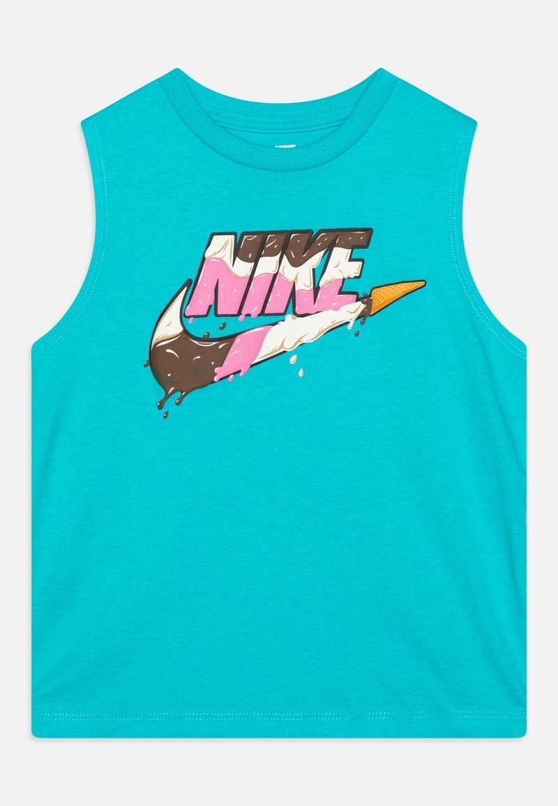 Top turcoaz fără mâneci, prezentând un grafic colorat cu un con de înghețată care se topește, integrat în designul logo-ului „Nike”. Textură moale din bumbac.