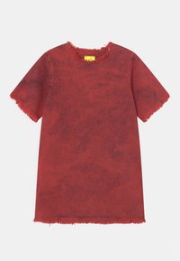T-shirt de algodão vermelho com um acabamento suave e texturizado. Apresenta bordas desfiadas na gola e nas mangas. Ajuste solto e descontraído.